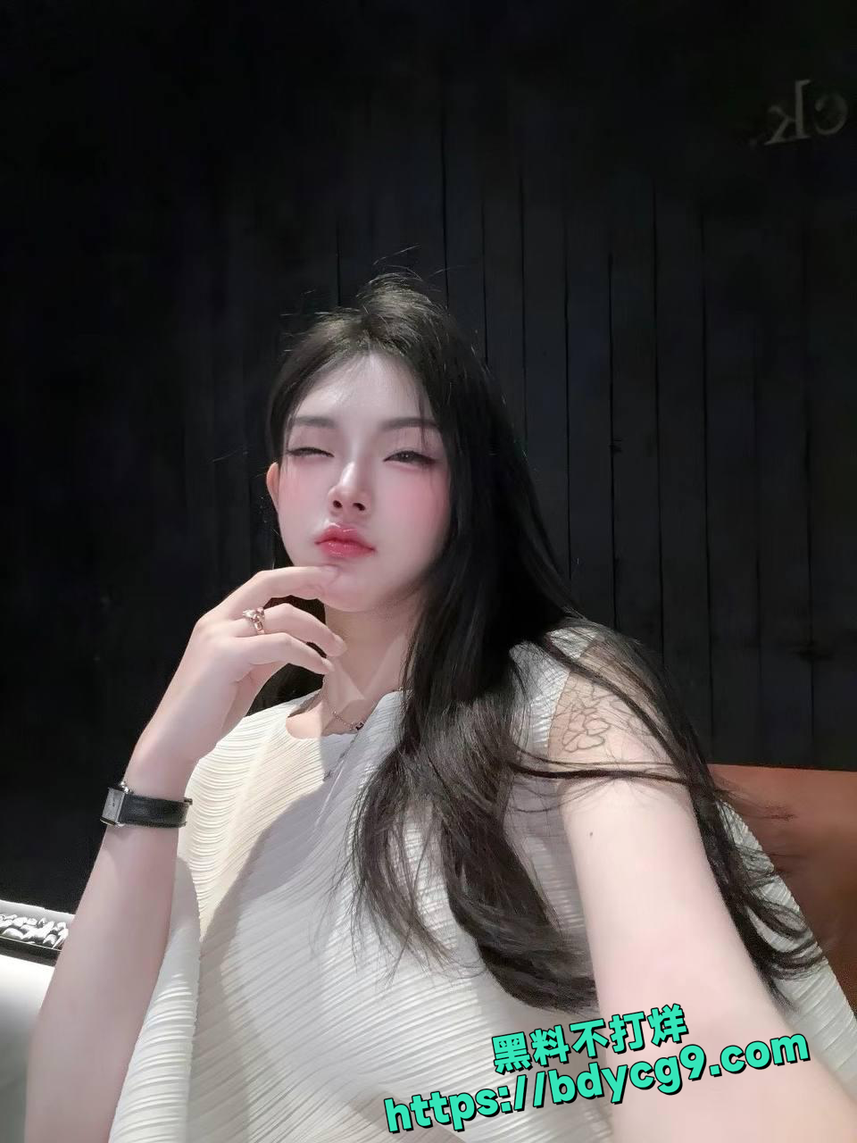 顶级名媛黄丽娜第二弹骚逼甩龟男1