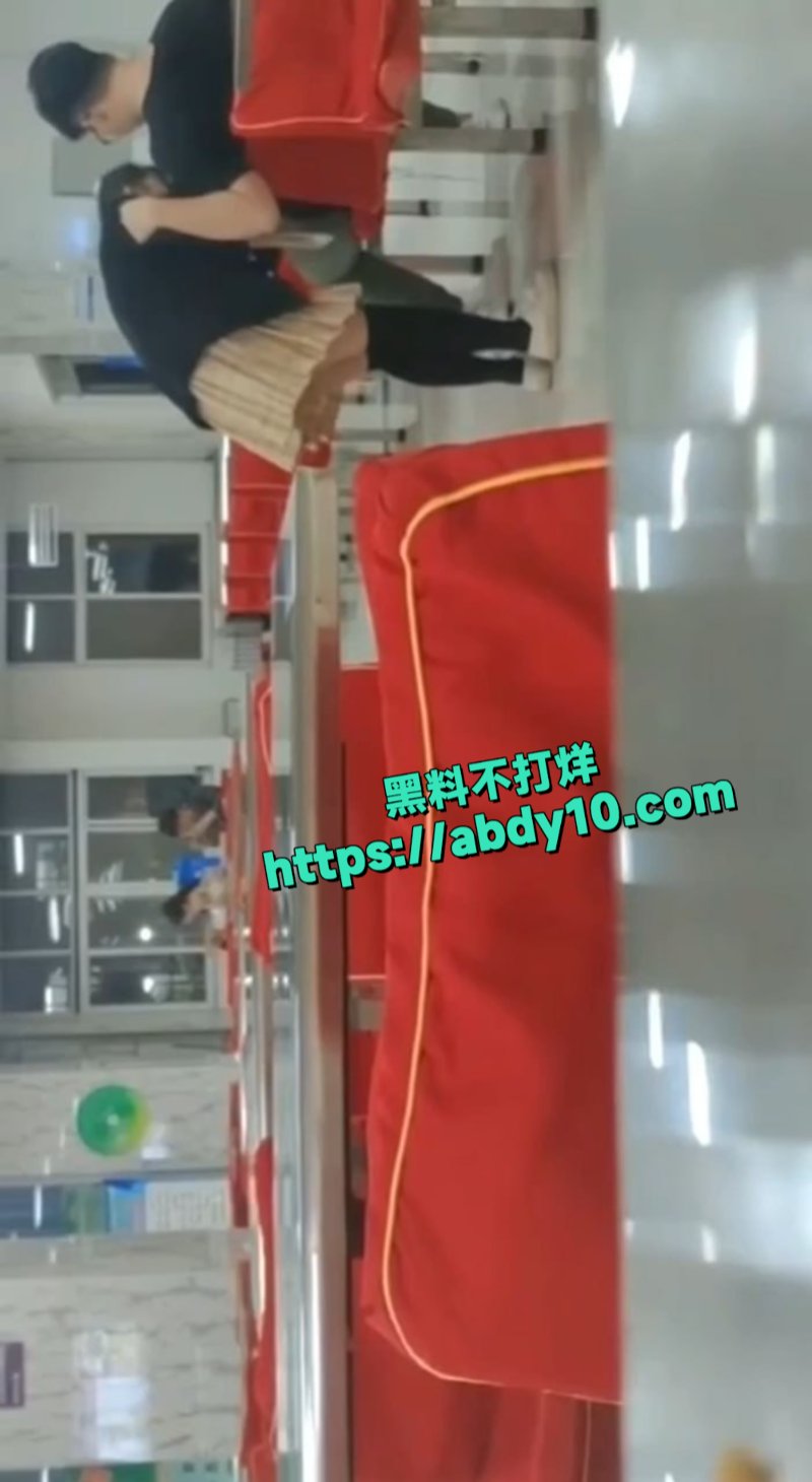 广东某学校食堂情侣当众口交7