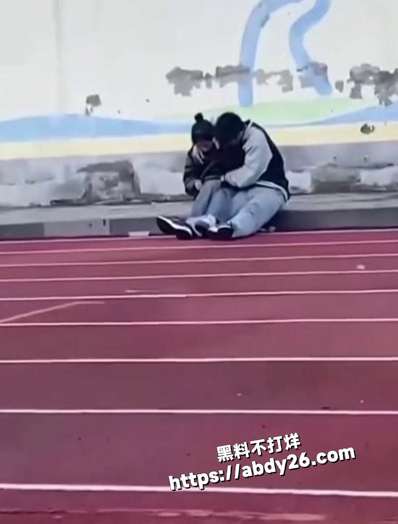 学校操场情侣羞耻刺激6