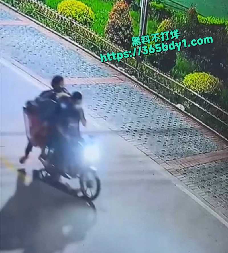 精神小伙手头紧偷走功德箱4