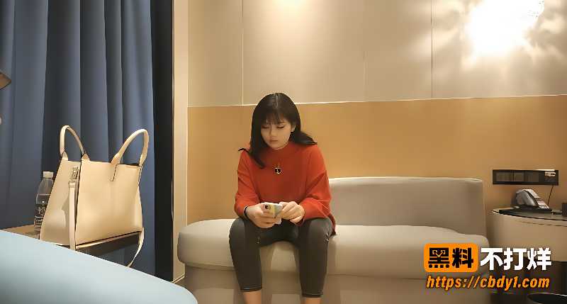 少妇在卧室翻滚纯肉体展示9