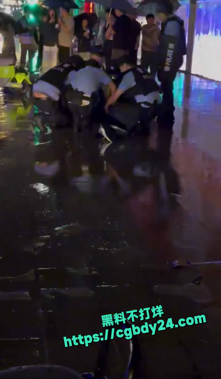 昨晚广西柳州男子当街持刀砍4