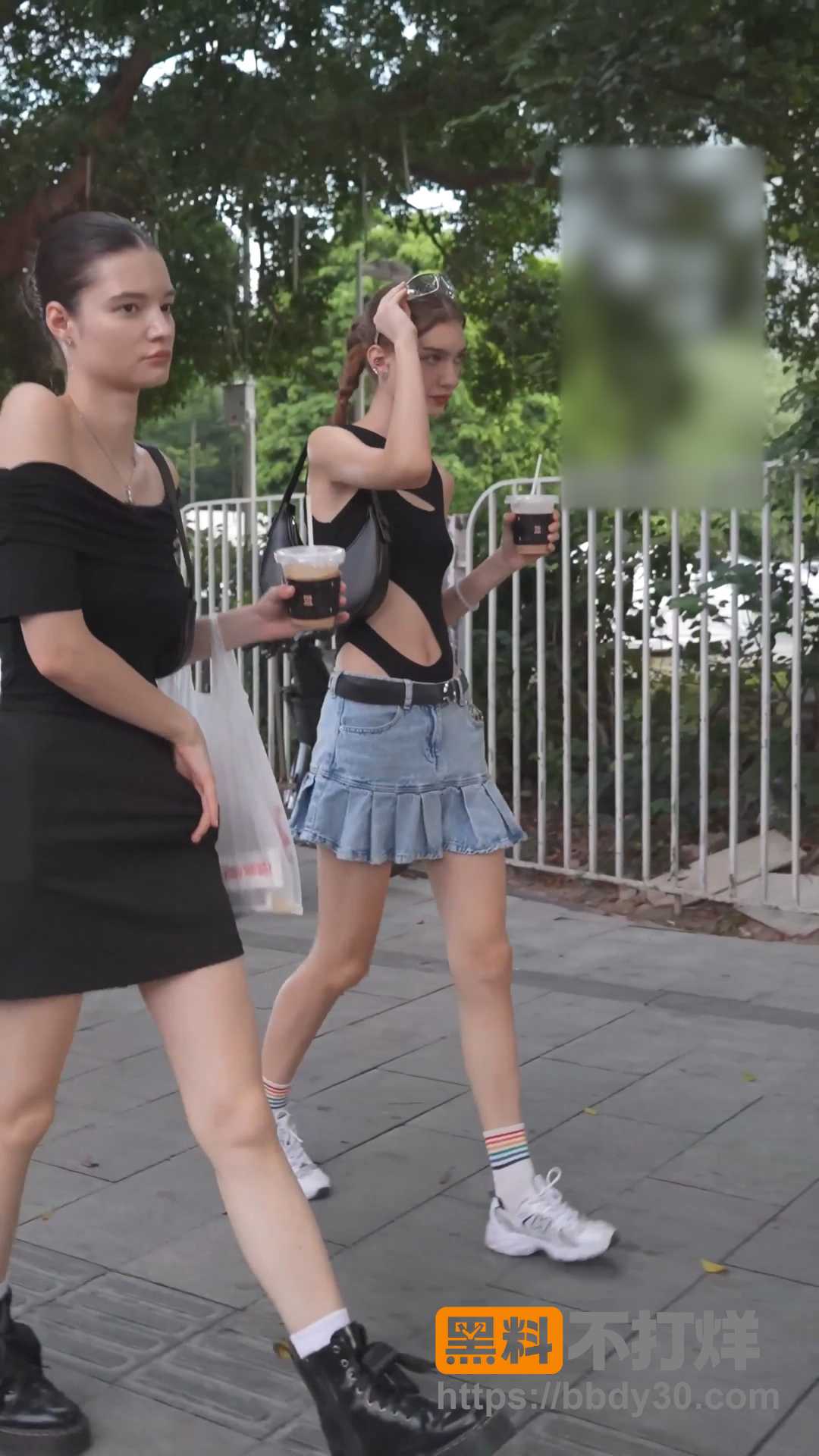 街拍抄底外国小美女5