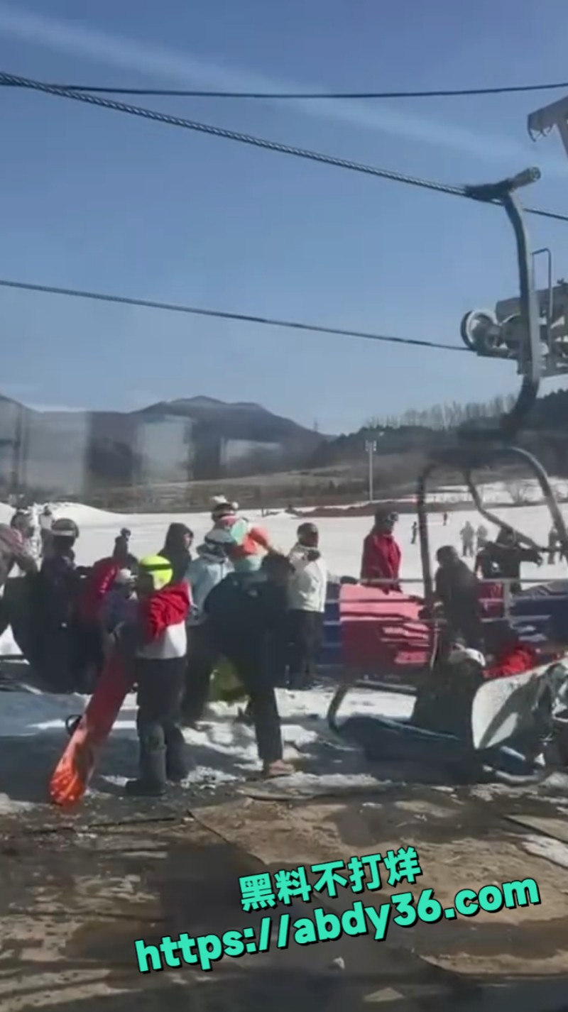 辽宁某滑雪场突发缆车失控 4