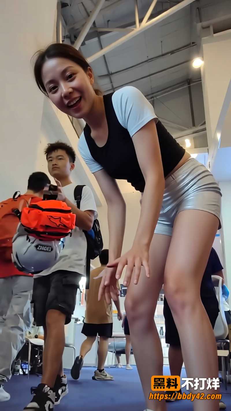摩托车展抄底偷拍外国车模8