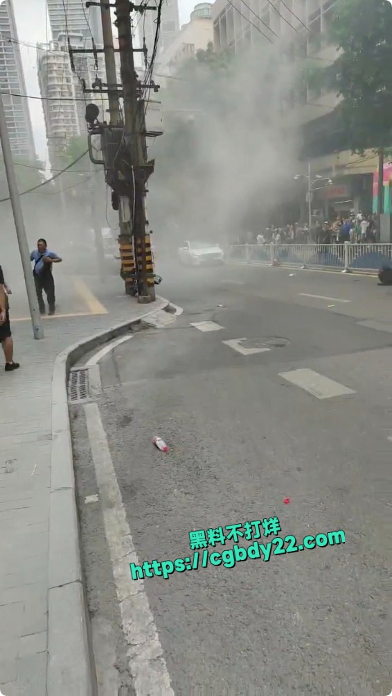重庆一男子在渝中区陕西路 点燃自驾摩托车2