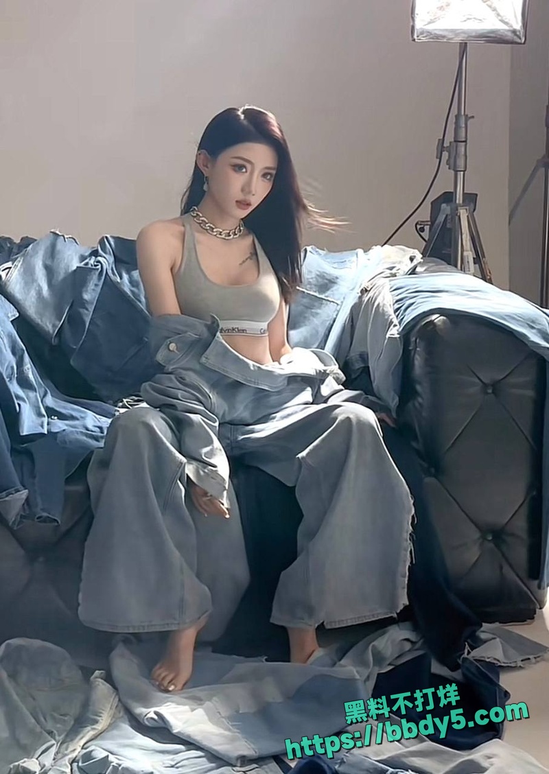 女网红小伊伊包养小鲜肉28