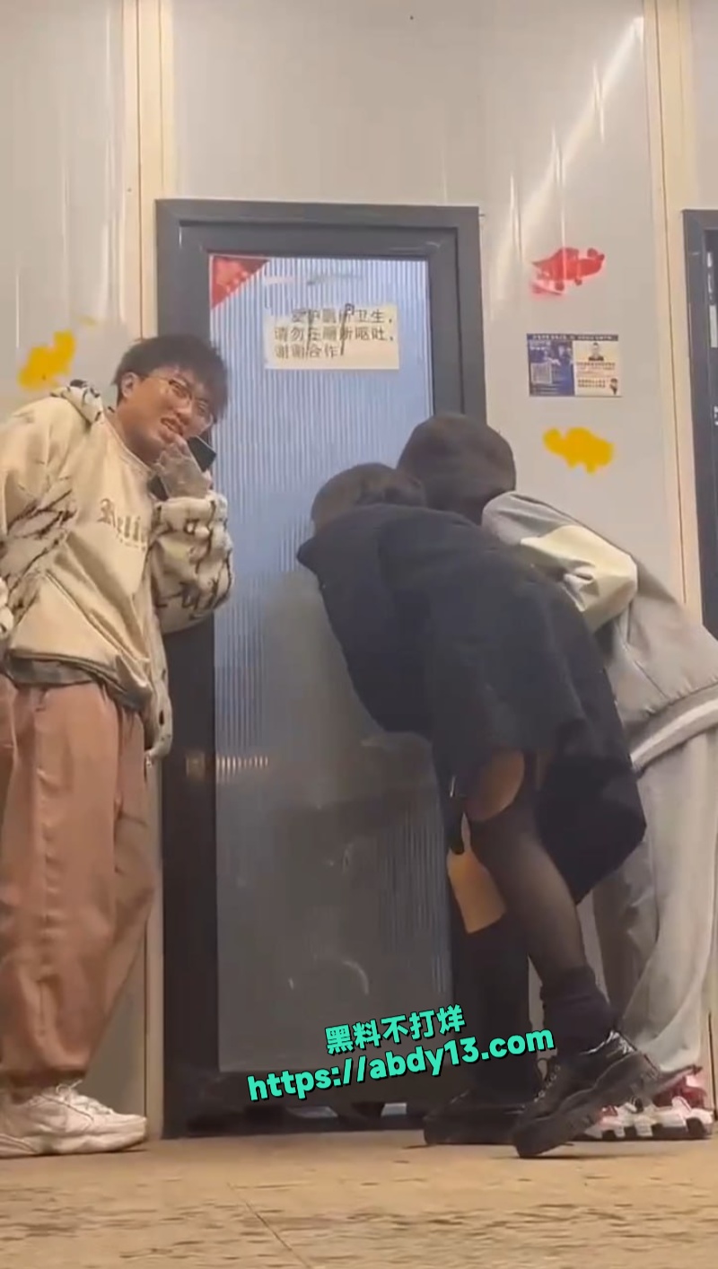 山东烤肉店一情侣在厕所偷情 3