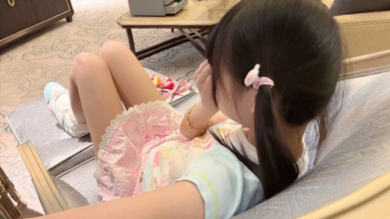 推特纯真高中生小萝莉奶呼呼三点粉嫩 震动棒玩弄小白虎 流白浆肉便器