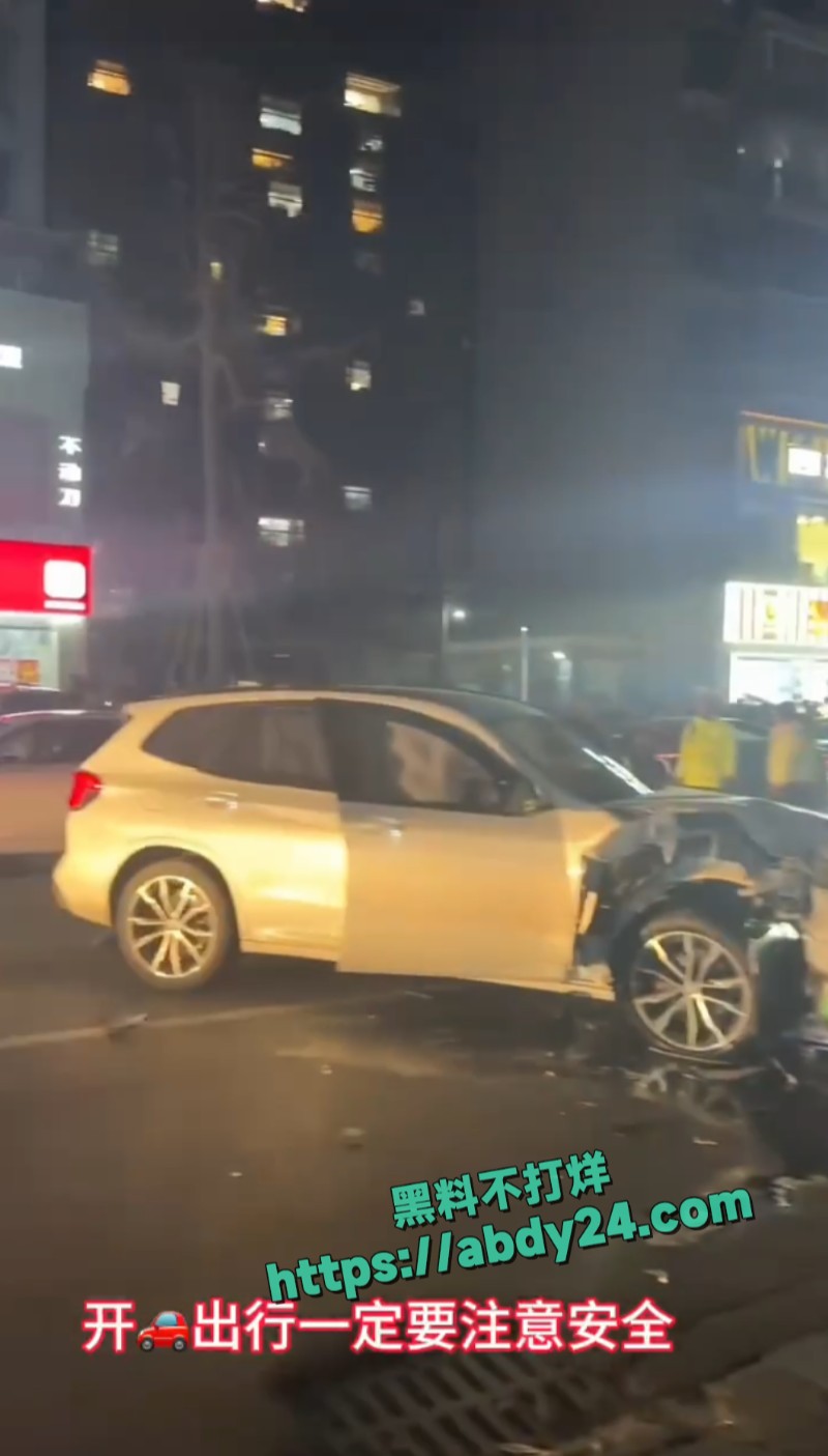 四川乐山一男子酒驾连撞7车7