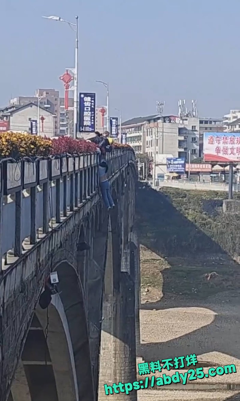娄底资江一桥女子欲轻生 2