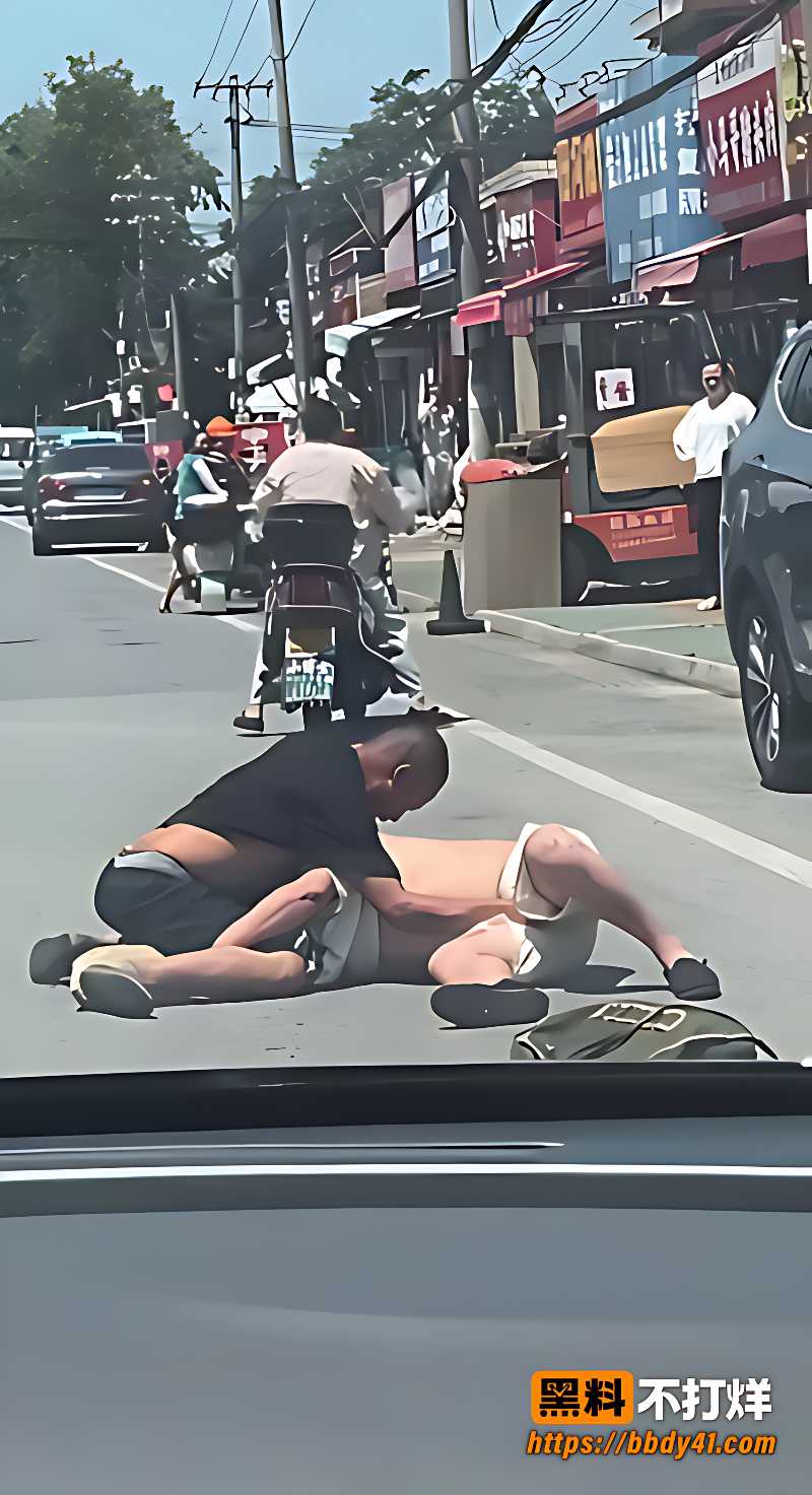 街头两男互殴6