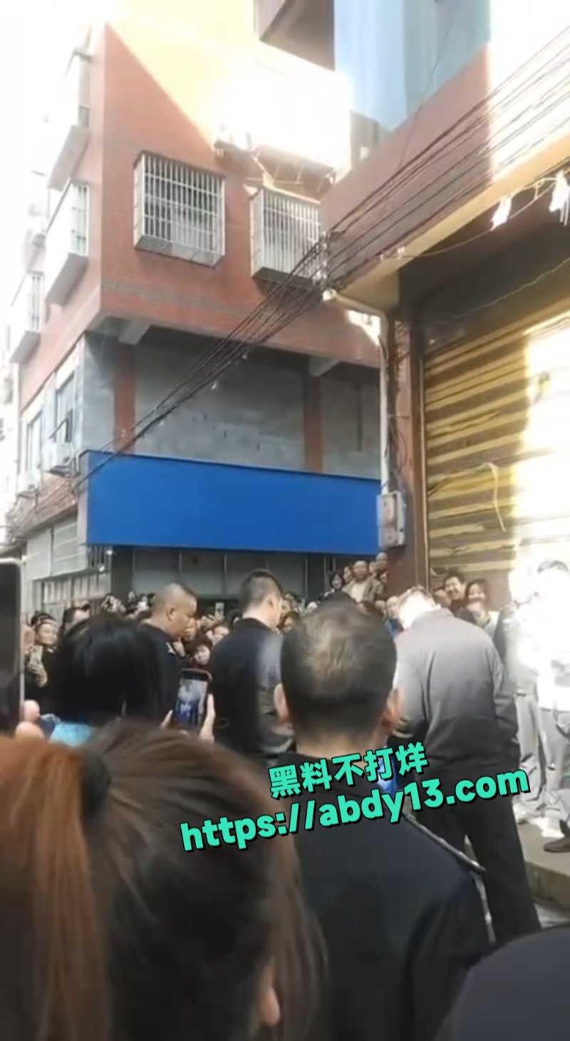 民警押送男子指认现场5