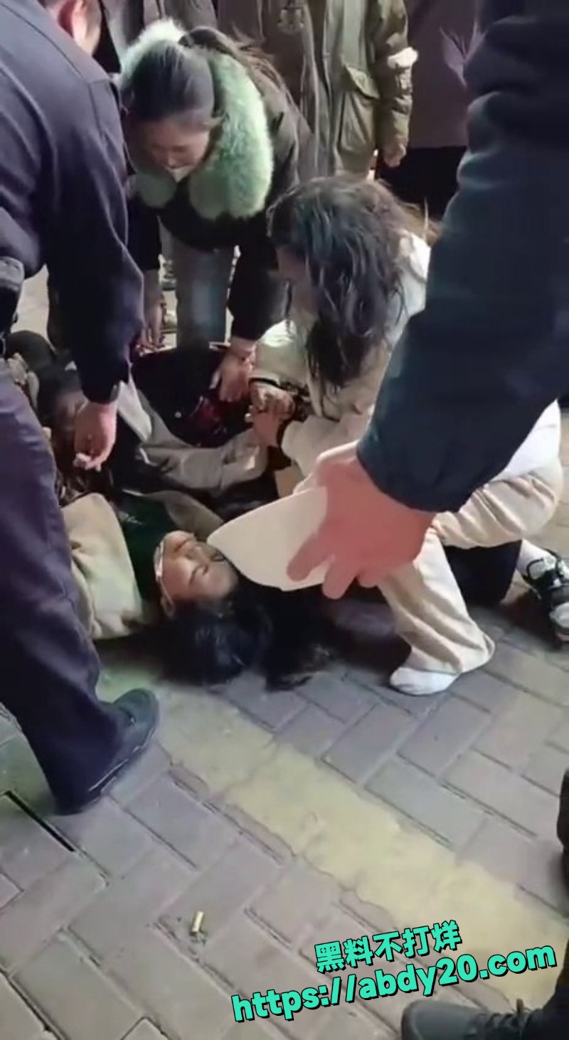 女子扯头发扭头锁技致命一击 6