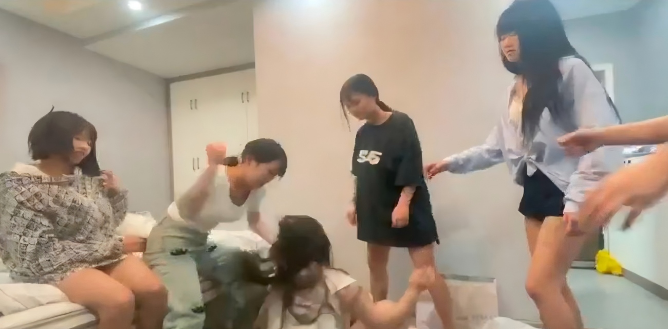 卧室里精神小妹群殴 拽头发踹人 认错人还一起打 场面乱成一锅粥 下手太狠了