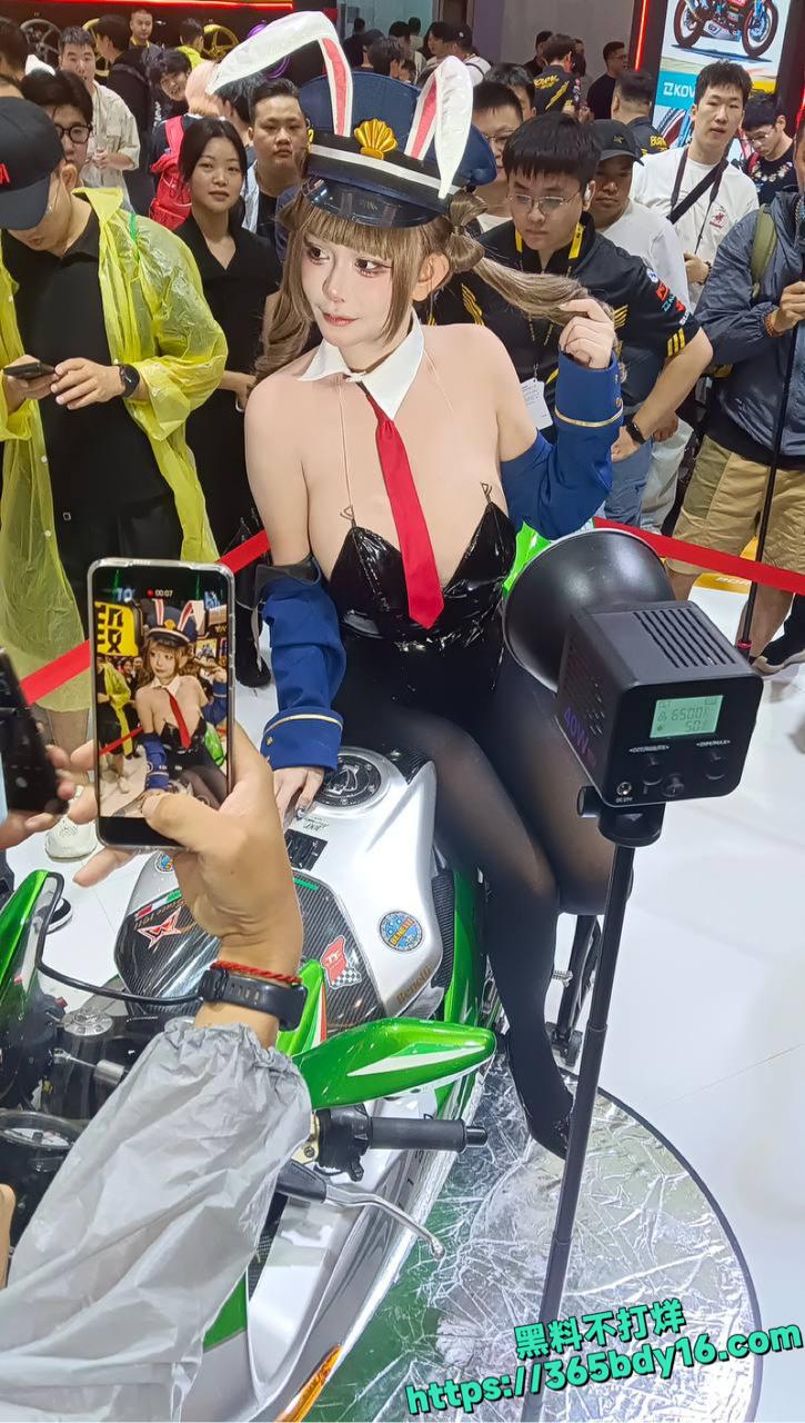 摩托展主办方请鸡当模特24.