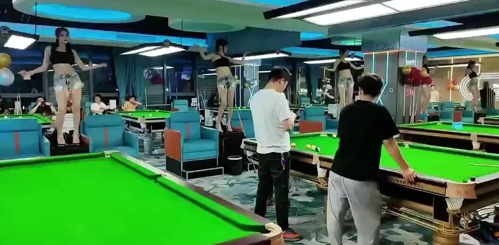 台球厅变成夜场 长腿陪练小妹激情热舞 激情四射的瞬间 一边欣赏着妹子的舞蹈一边打台球