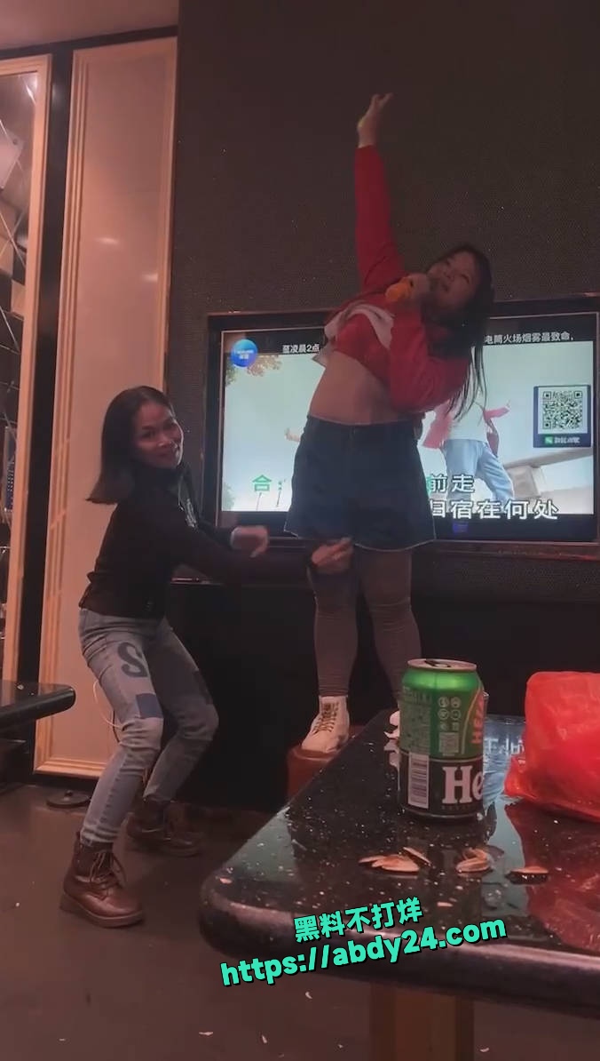 大妈KTV话筒插逼 5