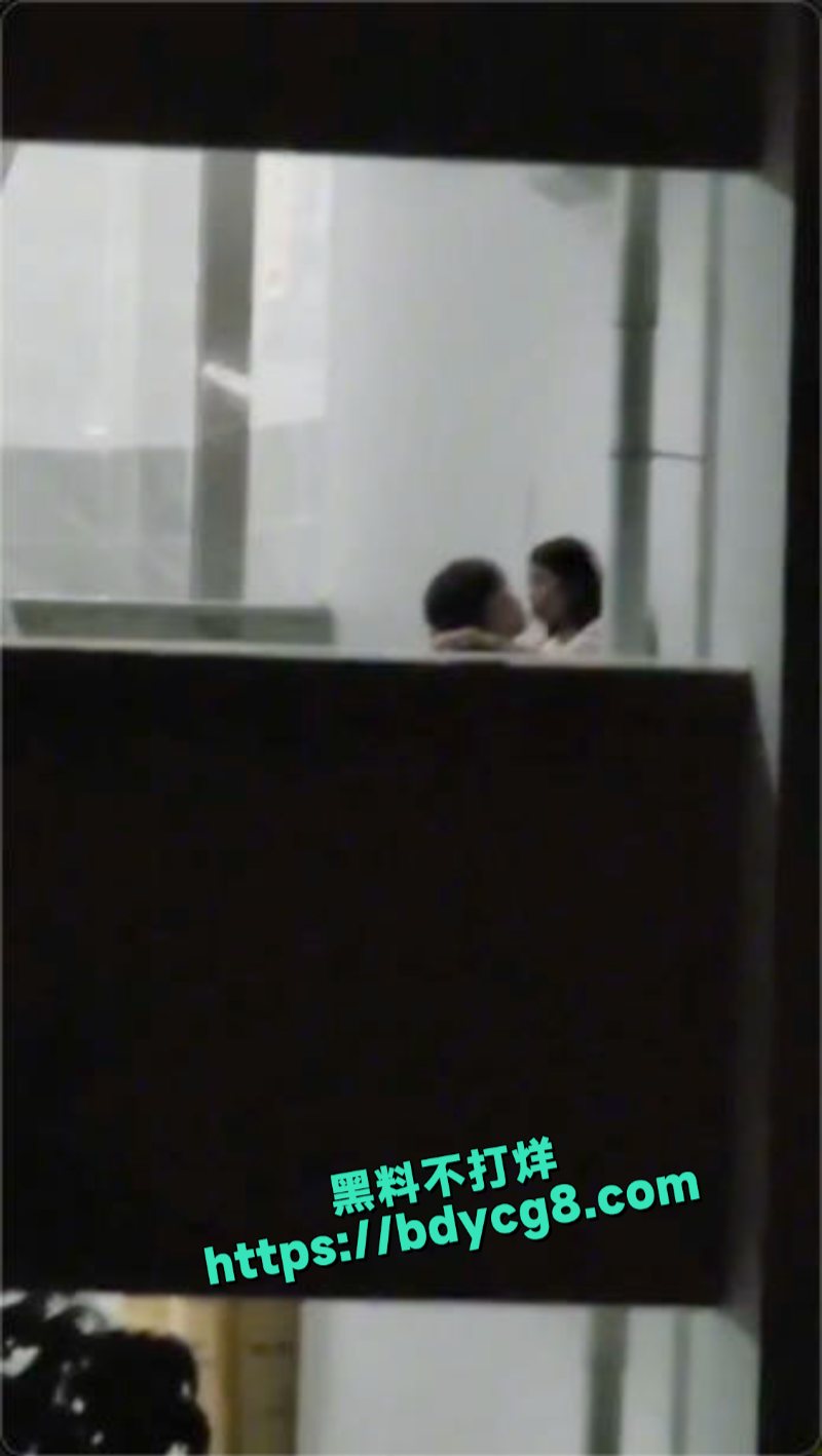 学生小情侣在楼梯间搞事情4