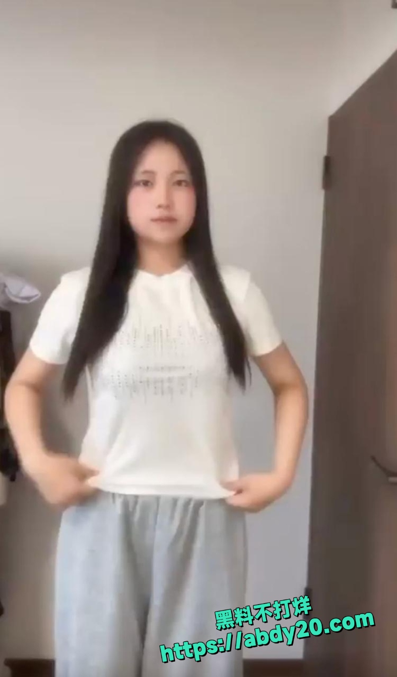 嫩妹KAHO全裸跳舞2