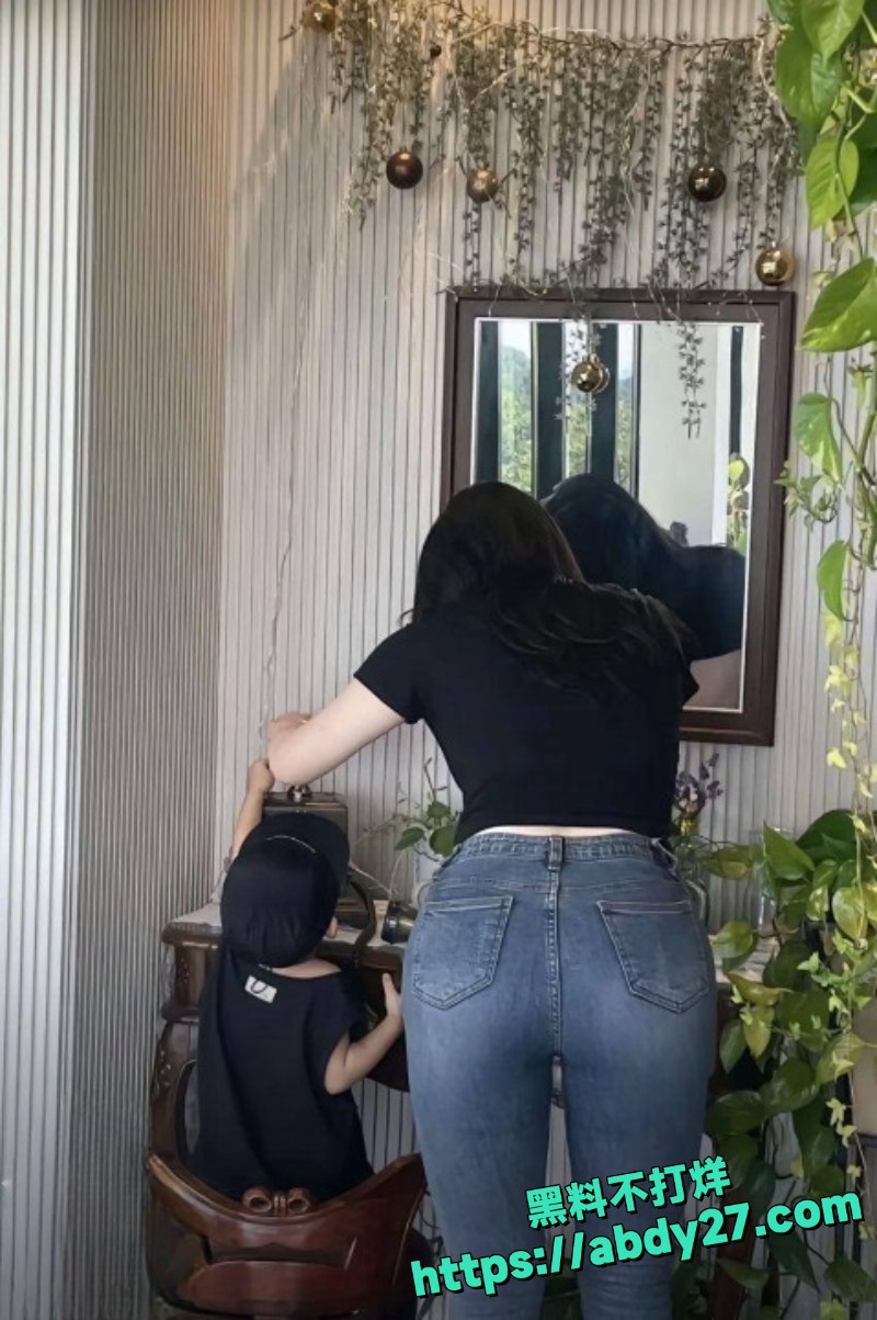 海角后妈穿开裆裤求内射3