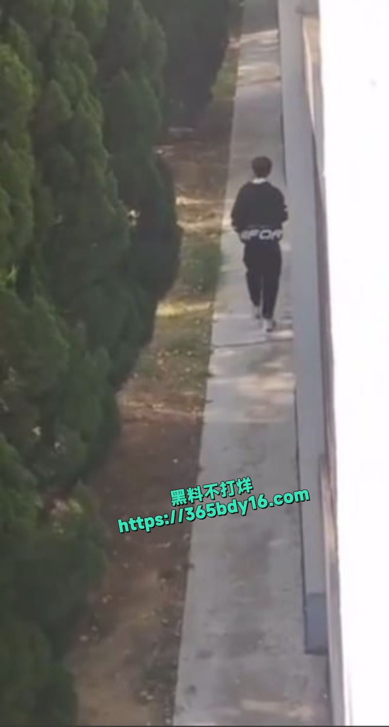山东外事学院男生偷内裤被拍6