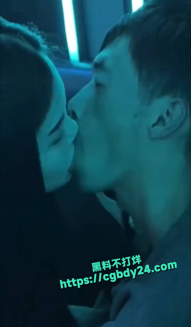 云南丽江酒吧的热舞让大爷根本挪不开步7