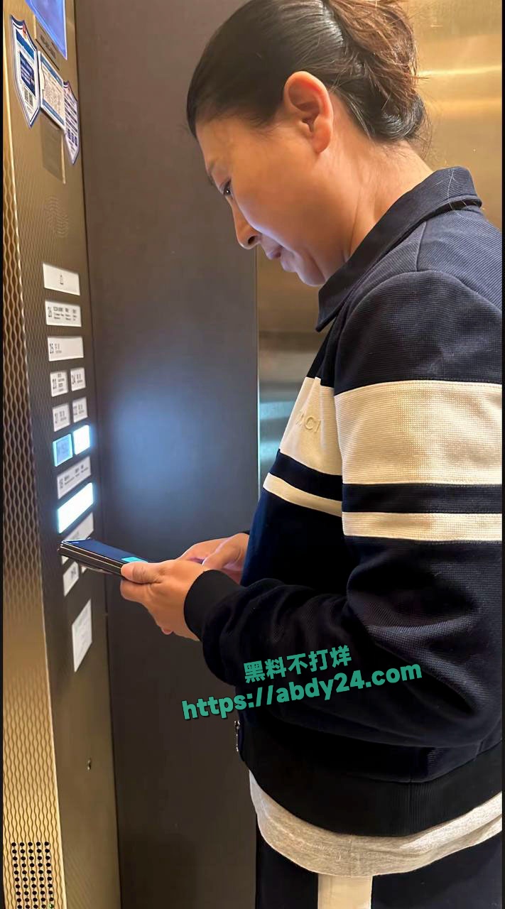 演员闫学晶哭穷事件持续发酵 32