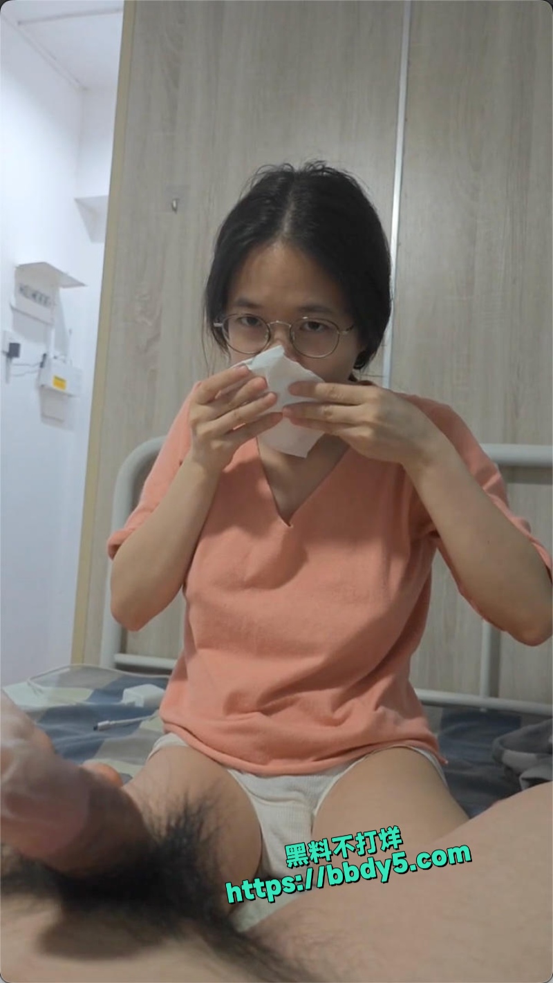 那些出租屋内情侣羞羞的画面 1