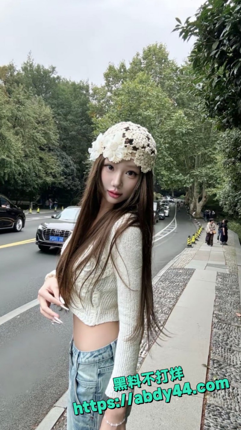 白丝吊带舔大哥鸡巴 10
