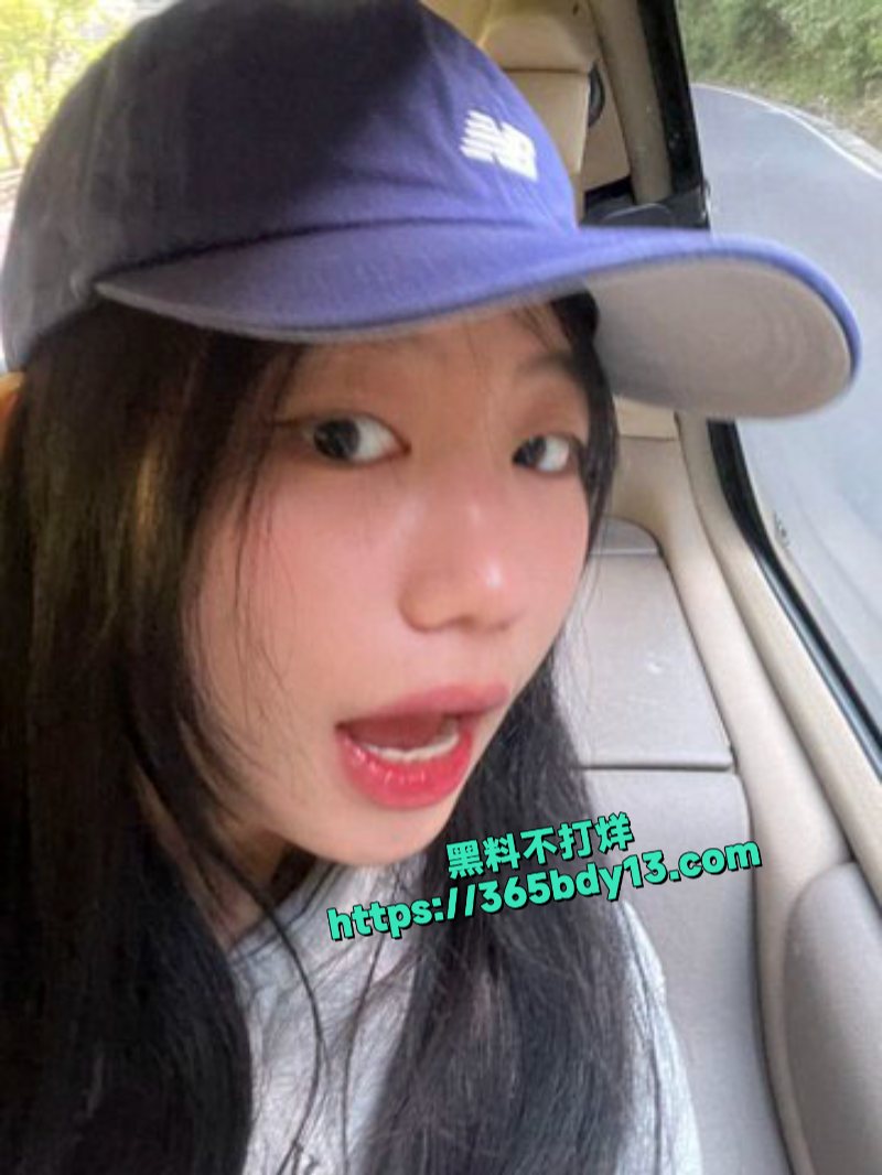 反差眼镜妹momocats平时学霸背后却是只骚母狗给金主老头操4