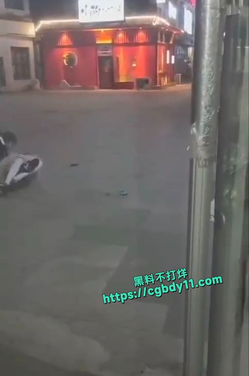 精神小伙 和精神小妹 干架1.jpg