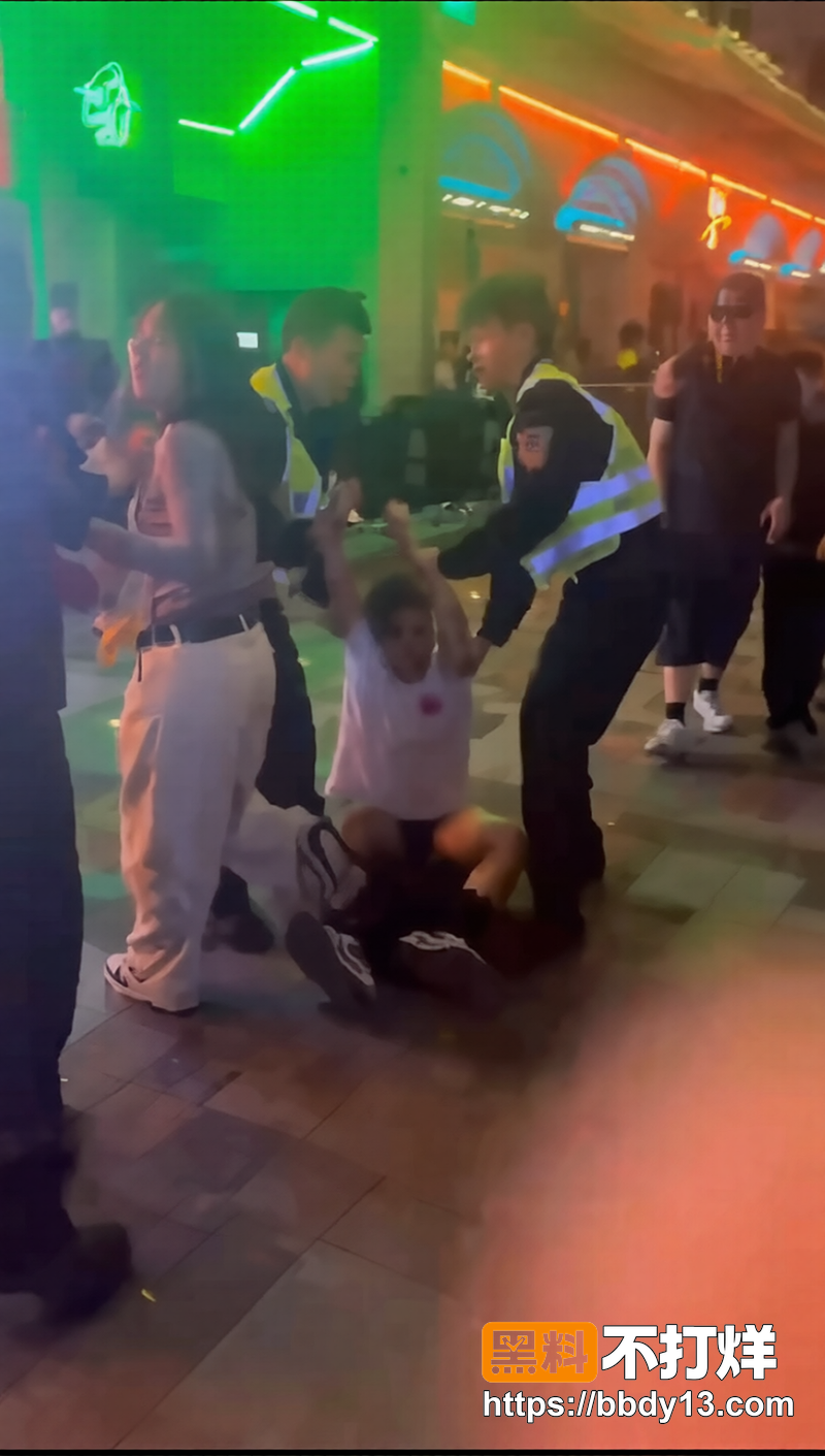 网友热议成都兰桂坊事件2