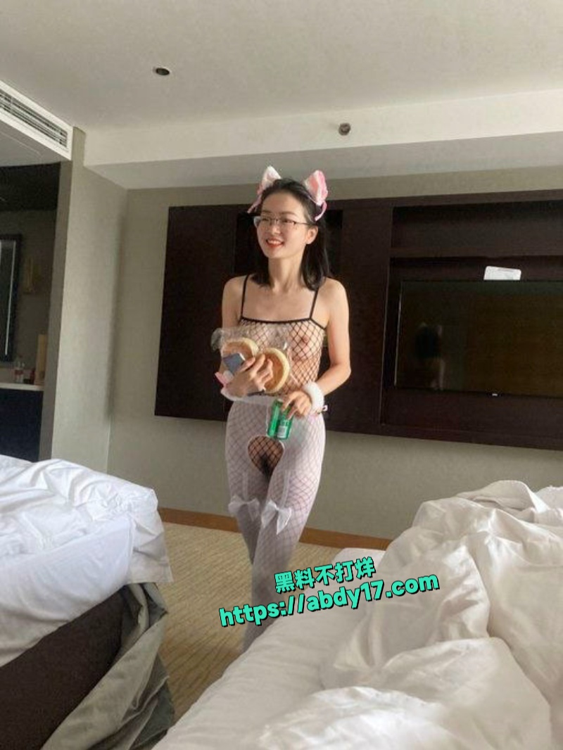 湖南极品小妹王诗琪私拍流出 4