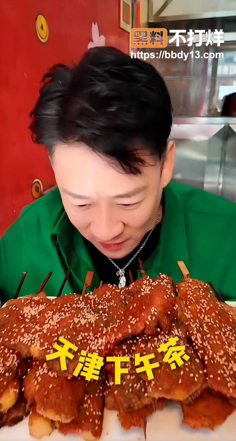 曹云金草丛边小便03