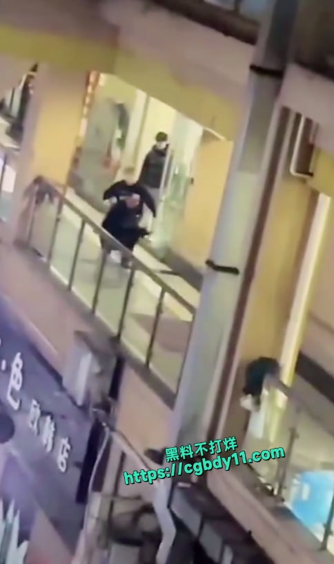 重庆女厕盗摄大神被当场捉现行 (4).jpg