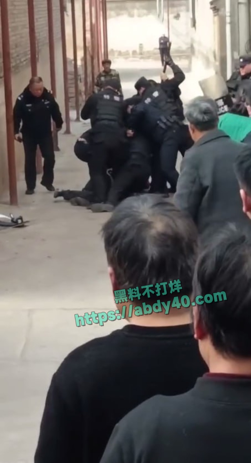河北持刀歹徒威胁被制服现场5