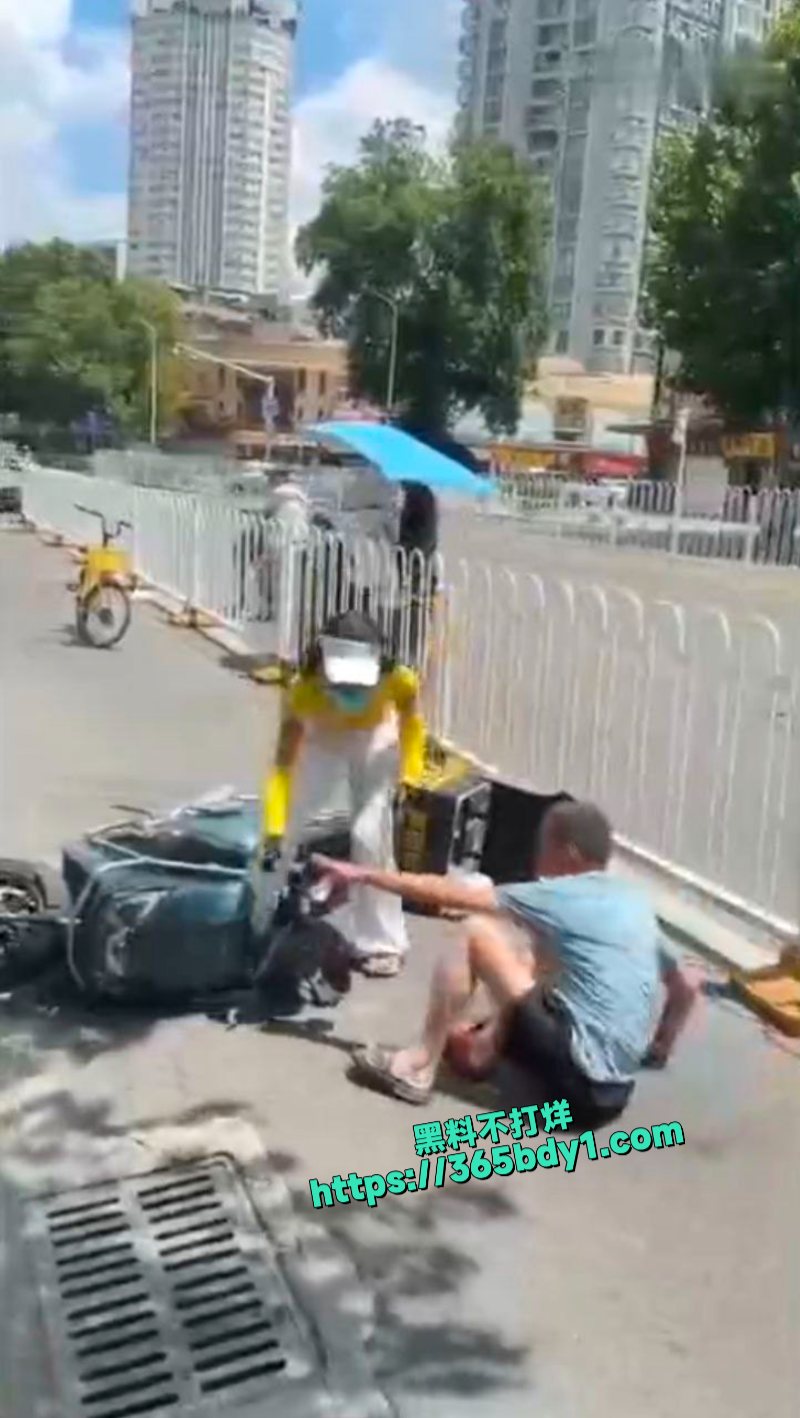 美团女骑手撞到老人后想跑3