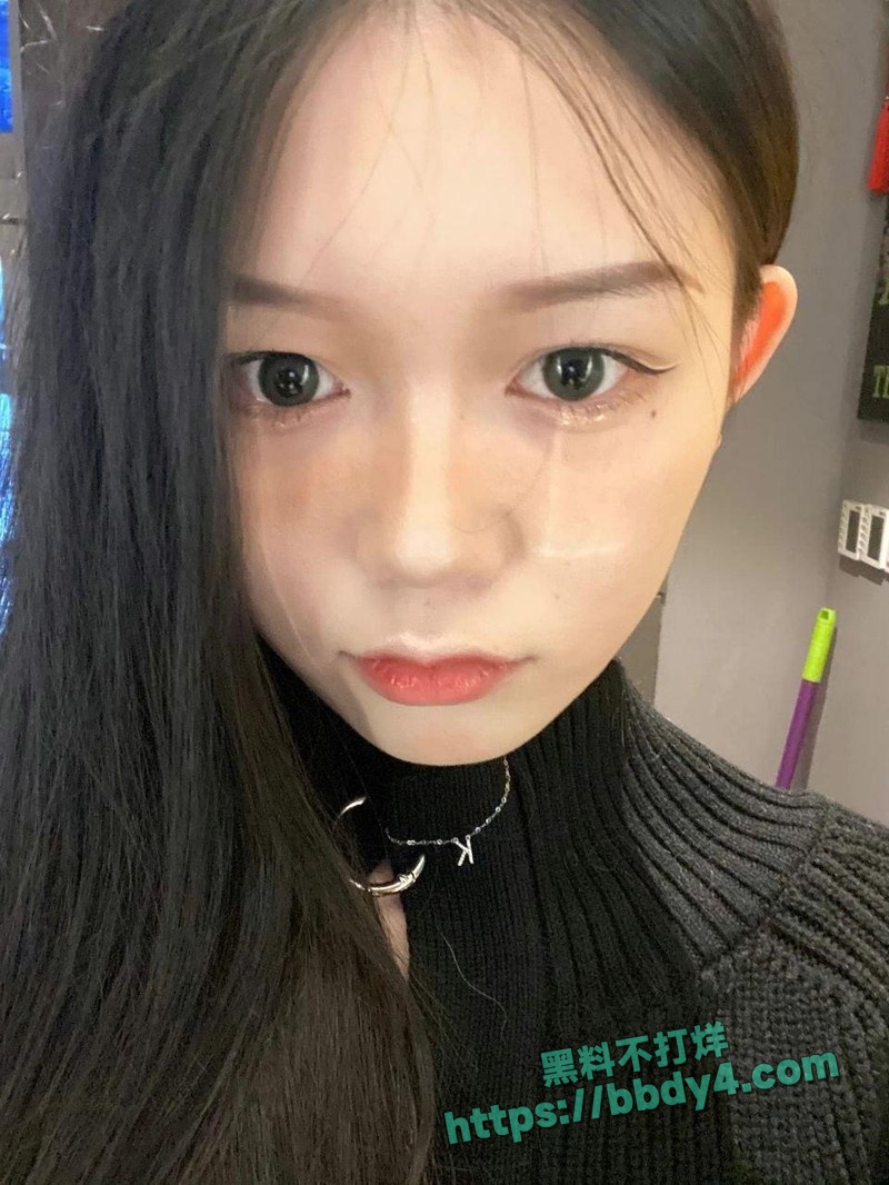 高颜值温柔女友戴眼镜自拍05