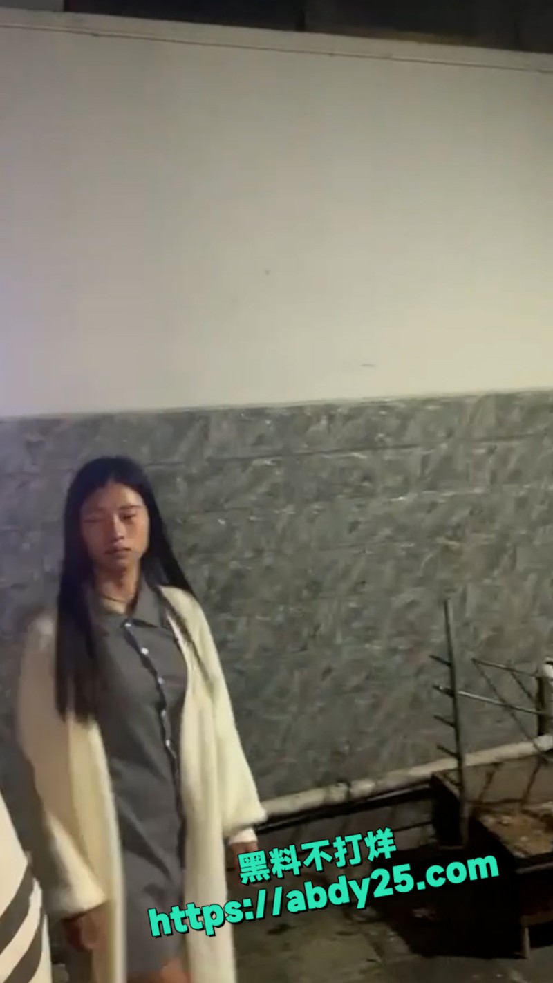清纯妹妹被精神小妹群殴 12