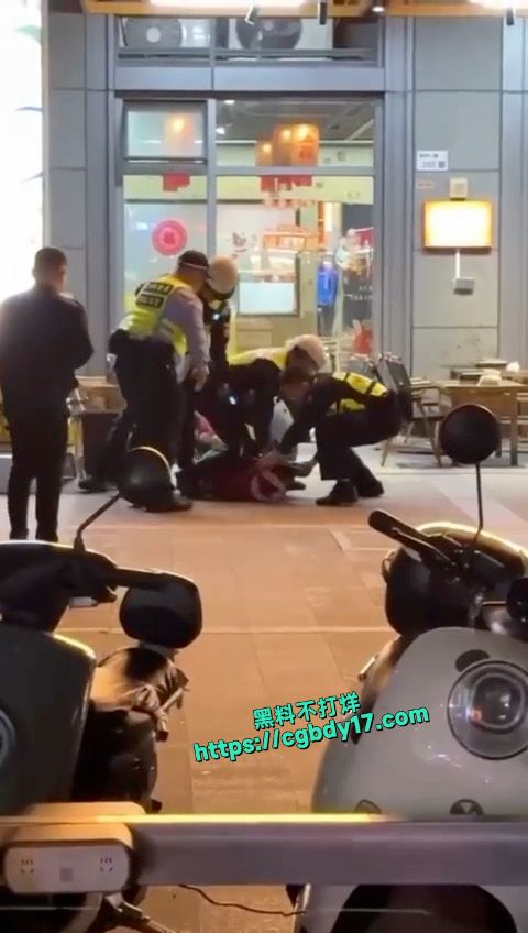 广东深圳龙华壹方天地商场一男子持刀不断捅刺一名女子2