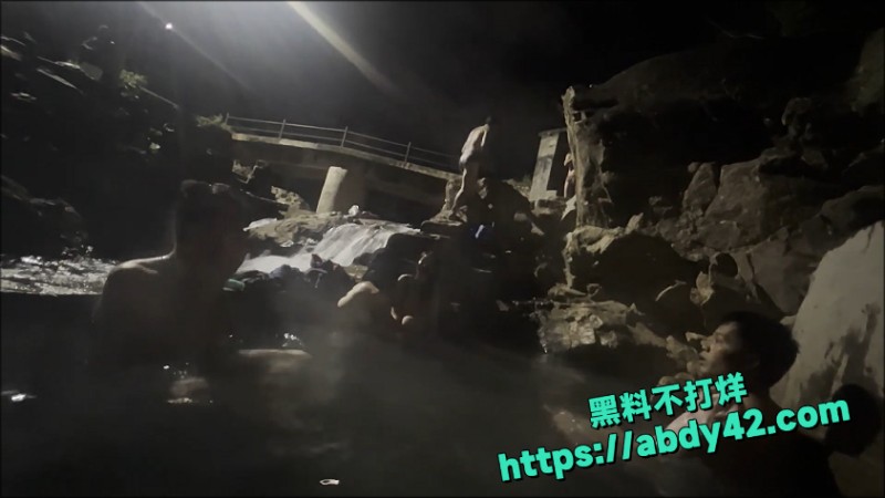 夜晚泳池  男女混浴 6