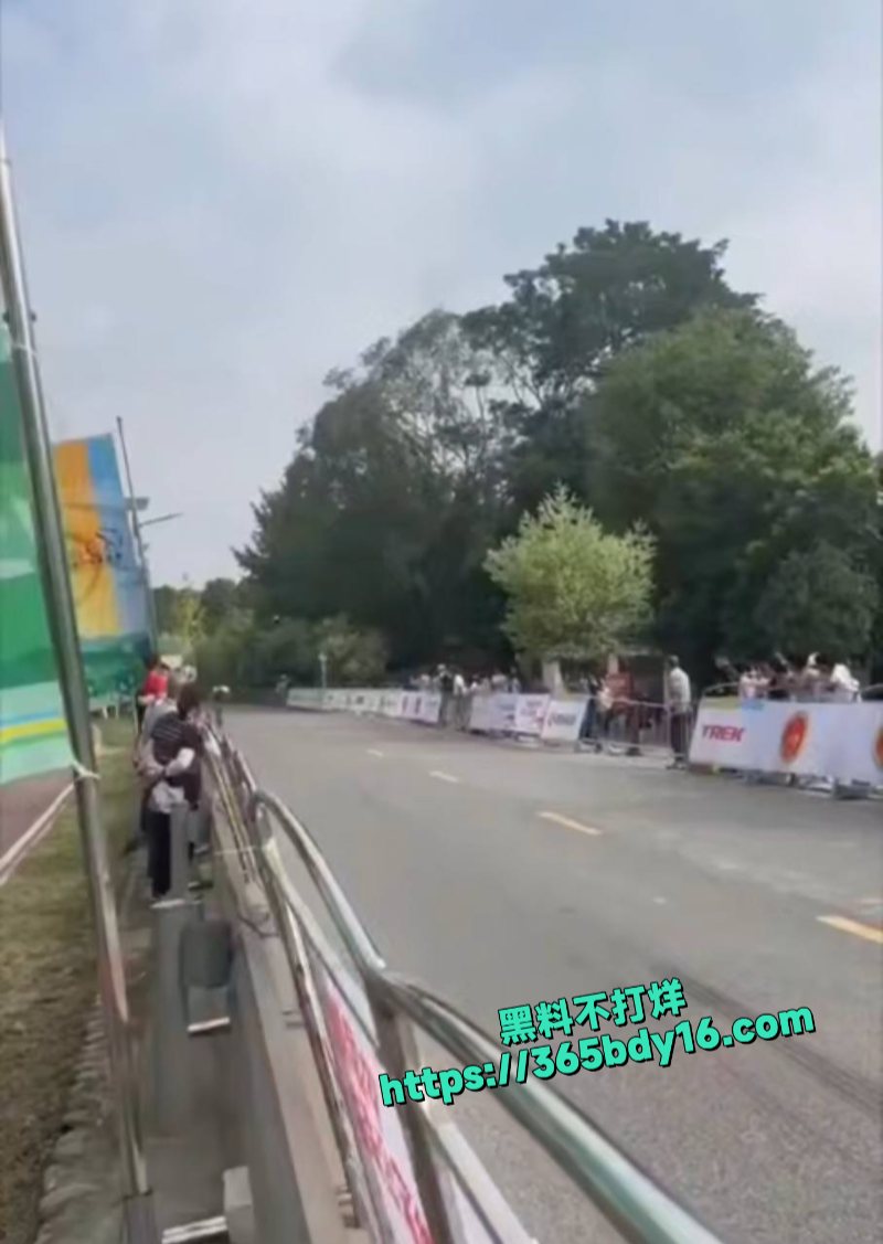 自行车比赛事故视频 4