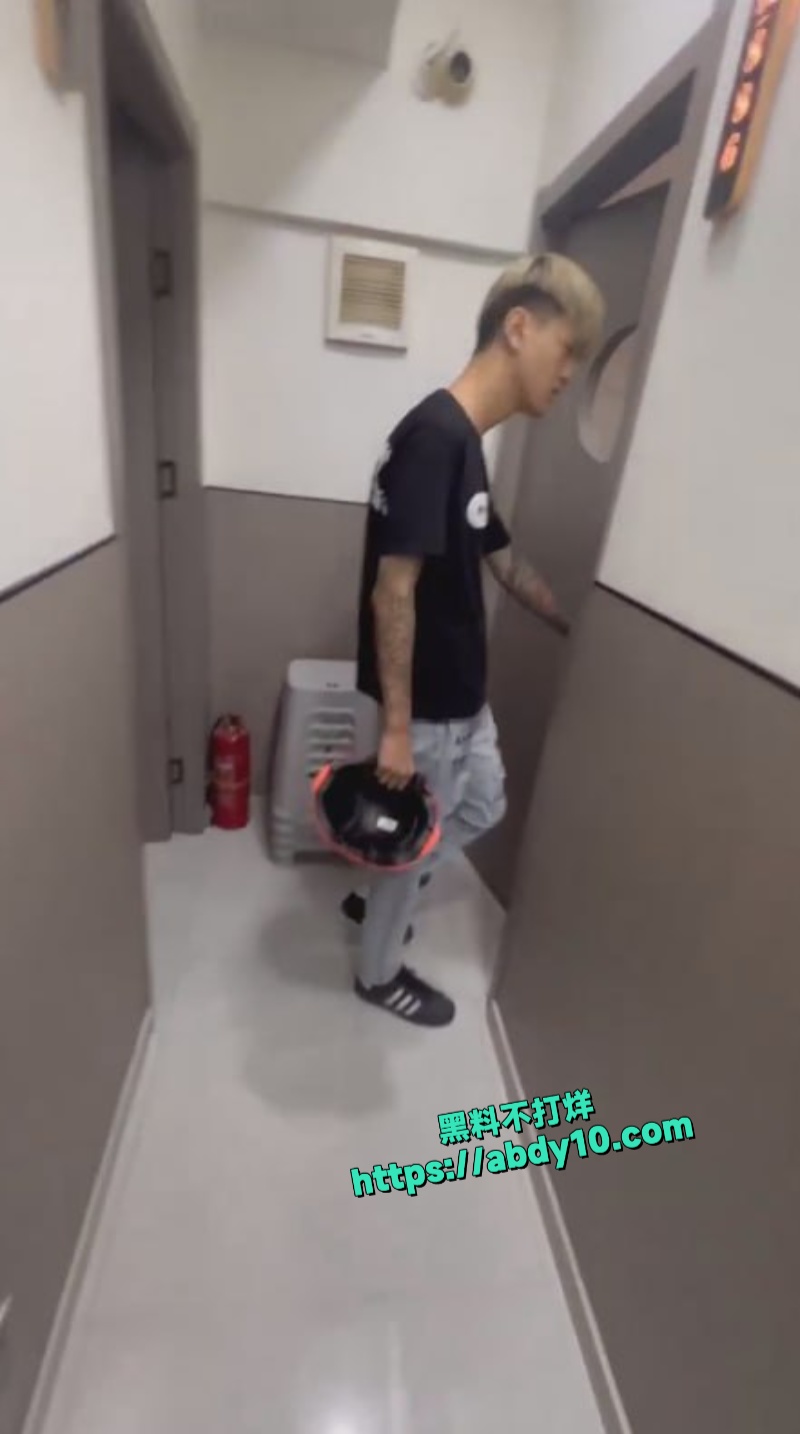 花臂精神小伙吃醋打人 1