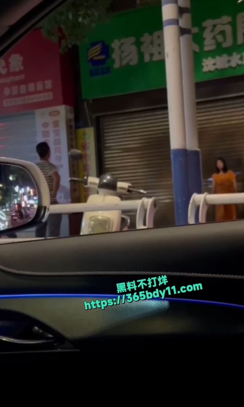 女的偷人情夫躲店里她老公想破门而入失败4
