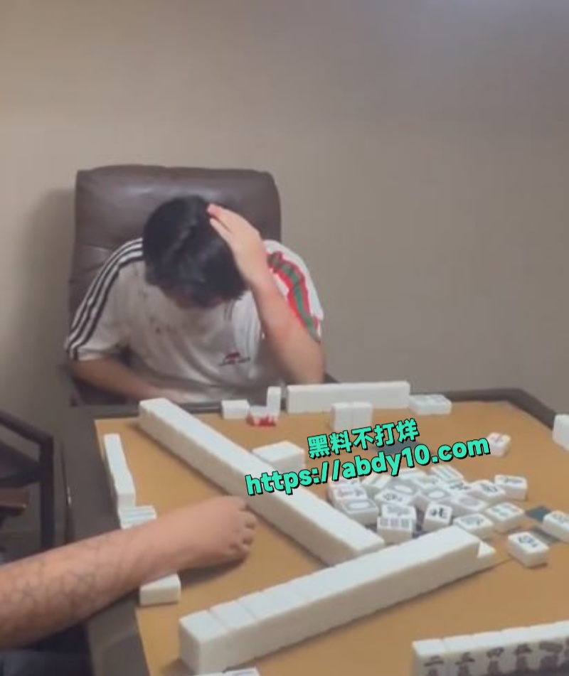 花臂精神小伙吃醋打人 6