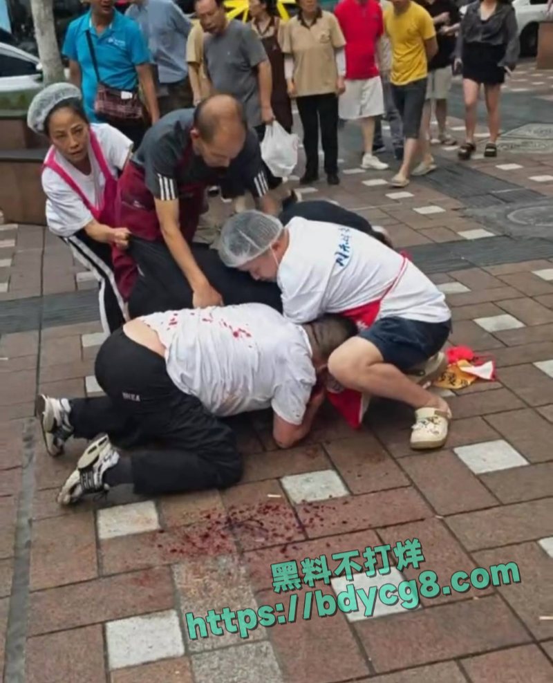 重庆两家面馆老板为了抢客拿刀砍人6