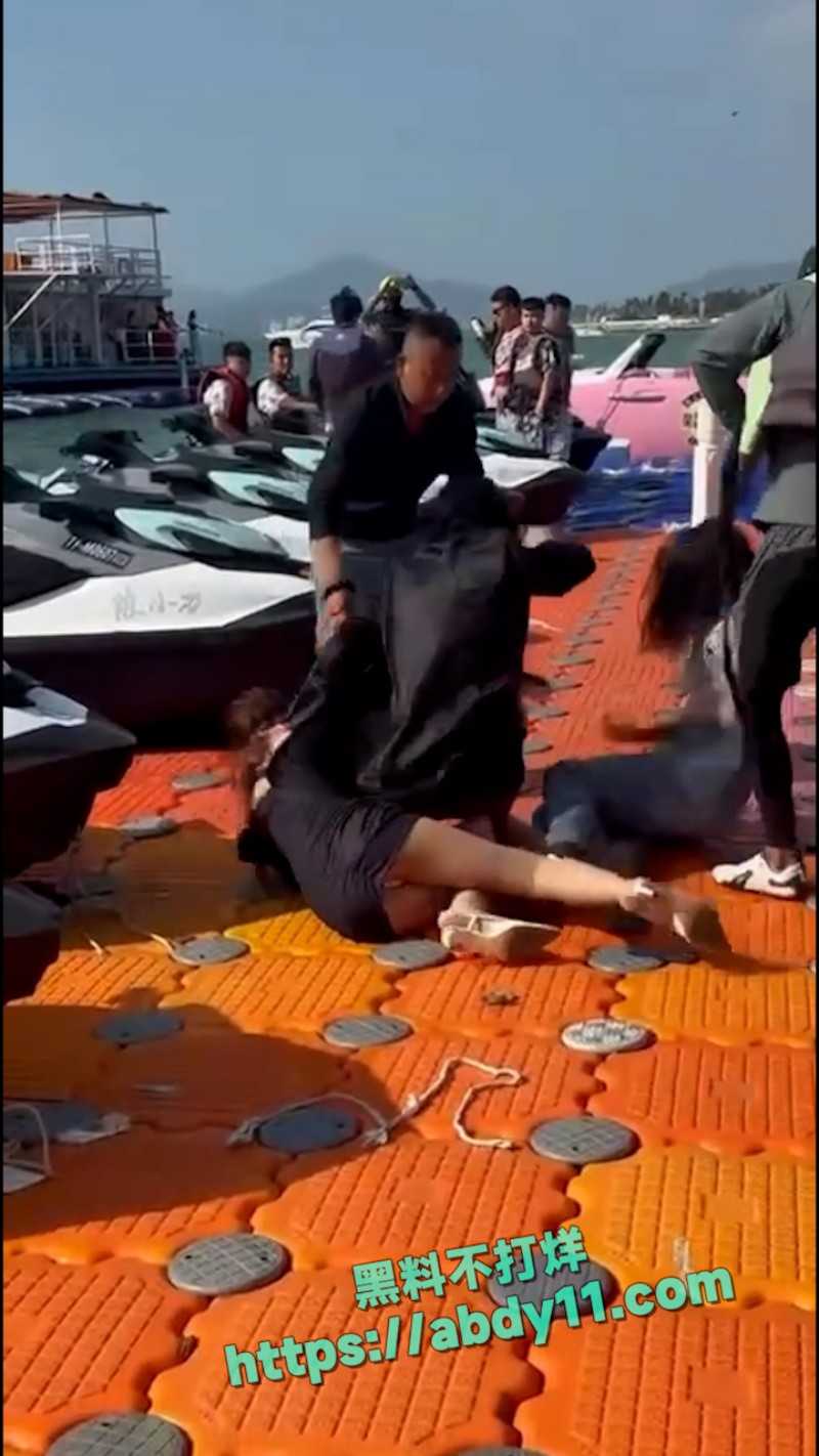 海南三亚钟情会所海边女人打架 13