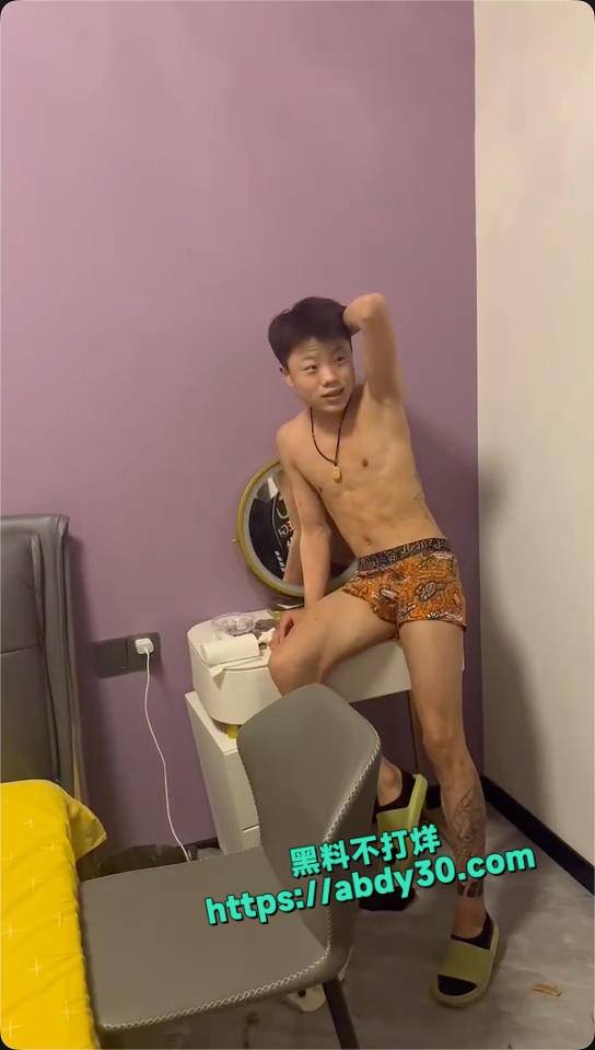 黄毛精神小伙捉奸现场视频流出 8