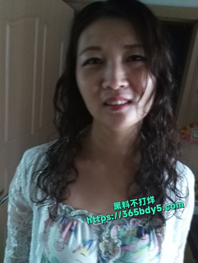 山东济宁淫贱少妇肉体在KTV被社会大哥享用5